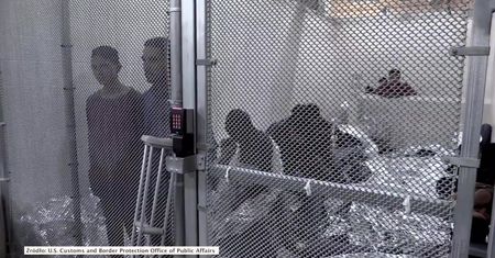 Oddzieleni od rodziców i przetrzymywani w klatkach. Bestialskie warunki dla nieletnich imigrantów w USA