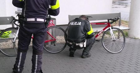 Dwóch 12-letnich kolarzy zderzyło się z samochodem podczas Mistrzostw Polski Szkółek Kolarskich w Raszkowie