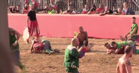 We Florencji odbyła się kolejna edycja Calcio Storico. Tradycja jednego z najbrutalniejszych sportów świata sięga XVI wieku