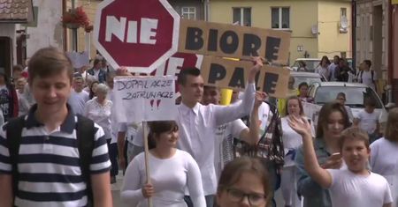 “Dopalacze trują i życie rujnują”. Biały marsz przeszedł ulicami Trzebiatowa