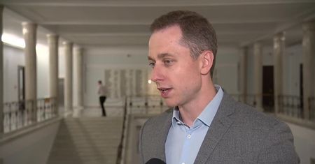 “Kupili samoloty dla VIP-ów i ani jednego śmigłowca dla żołnierzy”. MON miało naruszyć przepis o wydatkach i “przesuwać” pieniądze