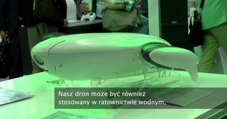 Nagrywa podwodny świat, a jak trzeba dostarcza koło ratunkowe. Chińczycy zaprezentowali podwodnego drona.