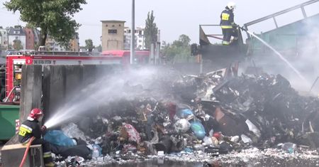Pożar składowiska w Krotoszynie. Ponad 40 ton odpadów w ogniu