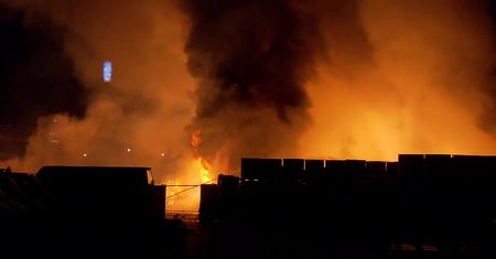 Wielki pożar sortowni odpadów w Warszawie. Ogień objął 1500 m kw