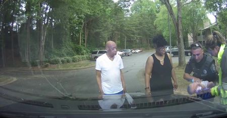 Policjant uratował dwumiesięczne niemowlę. Podjął reanimację, gdy przestało oddychać