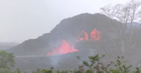 Magma z Wulkanu Kilauea spływa do Oceanu