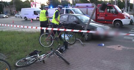 Troje rowerzystów potrąconych w Częstochowie. “Lawinowa reakcja” po przewróceniu sygnalizatora