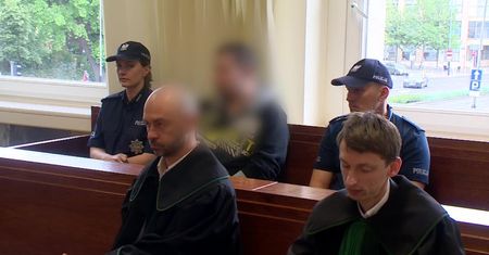 Ruszył proces mężczyzny, który rzucił dwulatką w drzwi, bo “nie szło mu w grze”