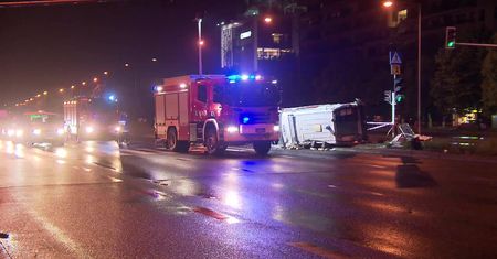Karetka zderzyła się z samochodem i dachowała w centrum Warszawy