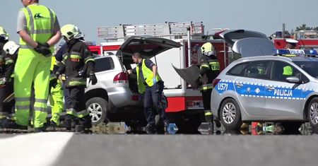 Wjechał w tył ciężarówki na A2. Kierowca w szpitalu, pasażer zginął
