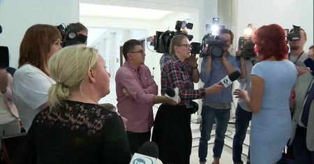 “Muszę najpierw wysłać sms-y”. Politycy PiS uniknęli konfrontacji z protestującymi w Sejmie