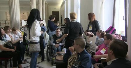 Protest rodziców osób niepełnosprawnych w Sejmie. “Żenująco niska renta socjalna”
