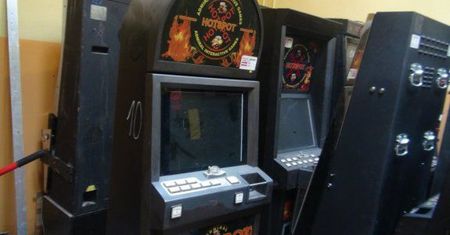 UDERZENIE W NIELEGALNY HAZARD – ZABEZPIECZONO 36 NIELEGALNYCH AUTOMATÓW DO GIER