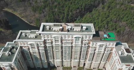 Ogród na dachu apartamentowca w Moskwie. Nielegalnie zbudowany przysparza problemów sąsiadom