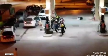 Rzucił się na policjantów z piłą mechaniczną i maczetą. Hiszpańska policja zatrzymała agresywnego napastnika