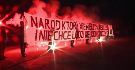 Narodowcy maszerowali z racami i pochodniami na Jasnej Górze