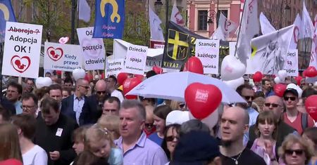 Ulicami Warszawy przeszedł Marsz Świętości Życia. Przeciwnicy aborcji zgromadzili się po raz 13.