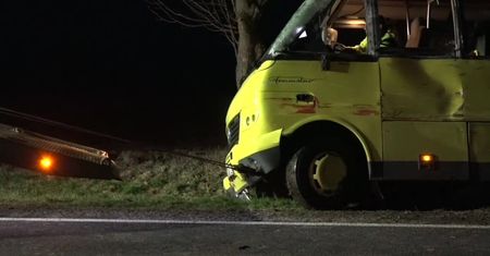 Zderzenie autobusu szkolnego z ciężarówką. Nie żyją dwie osoby, 17 rannych