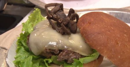 Szukasz kulinarnych wrażeń? W restauracji w Durham serwują… burgera z tarantulą