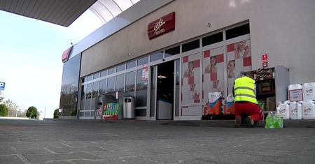 Napadł na stację z bronią w ręku, szuka go policja. Sterroryzował pracowników