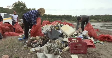 Aktywiści sprzątają greckie wybrzeże i ostrzegają