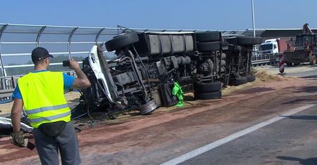 Zboże zasypało obwodnicę Wrocławia. Autostrada A8 zablokowana po wypadku ciężarówki
