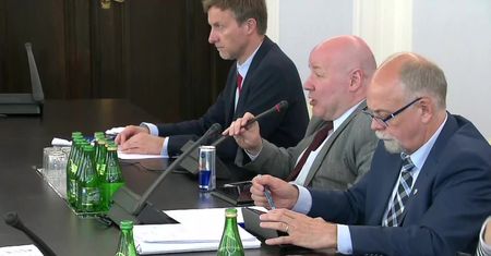 “Ta inicjatywa dąży do podważenia i osłabienia rangi obowiązującej konstytucji”. Posiedzenie senackiej komisji ws. referendum