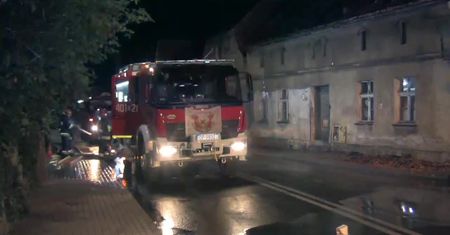 Zaprószenie ognia lub niedopałek przyczyną pożaru domu wielorodzinnego. Nikt nie został ranny
