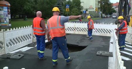 O mały włos samochód nie wpadł do ogromnej dziury. W Kaliszu zapadła się jezdnia