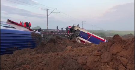 Ulewne deszcze i osunięcie się nasypu przyczyną katastrofy kolejowej w Turcji. Trwa akcja ratownicza