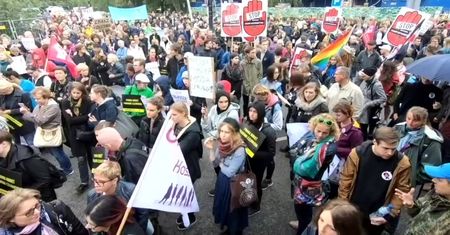 Protest przed Sejmem przeciwko pracom nad projektem “Zatrzymaj aborcję”