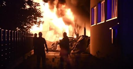 Eksplozje i kłęby czarnego dymu. Pożar zakładu chemicznego pod Mediolanem