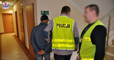 ZATRZYMANI ZŁODZIEJE, KTÓRZY POD PRETEKSTEM ZBIERANIA DATKÓW OKRADLI 83-LATKA