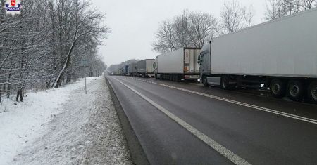 CHEŁM: KOLEJKA TIRÓW DO PRZEJŚCIA GRANICZNEGO W DOROHUSKU