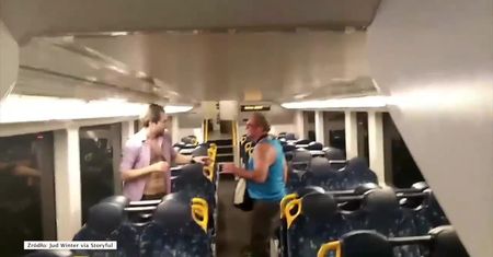Najpierw ciosy, potem objęcia. Bójka z happy-endem w pociągu w Sydney