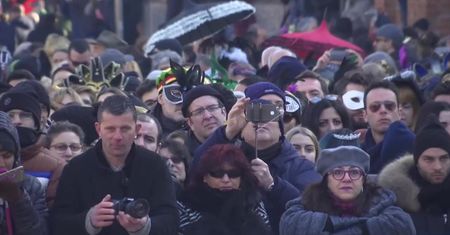 “Anioł” objawił się na placu św. Marka w Wenecji i rozpoczął karnawał