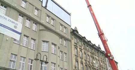 Dźwig podniósł karetkę na 5. piętro. Będzie służyć przyszłym ratownikom do nauki