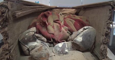 XIX-wieczne “mumie” w dżinsach i z kartami tarota. Peruwiańscy archeolodzy odkryli dobrze zachowane zwłoki chińskich imigrantów
