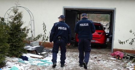 POLICJANCI ZLIKWIDOWALI „DZIUPLĘ” I ODZYSKALI SKRADZIONE SAMOCHODY. PODEJRZANEGO ODKRYLI NA STRYCHU