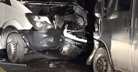 Naczepa uderzyła w bus wiozący pracowników KGHM. W wypadku na S3 zginęły dwie osoby, 17 rannych