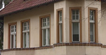 Po upublicznieniu zdjęć, sam się zgłosił. Zarzuty dla 42-latka, który rzucił kamieniem w szybę domu M. Tuska