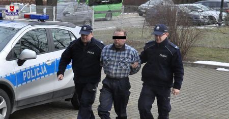 Z bronią i nożem na policjantów.