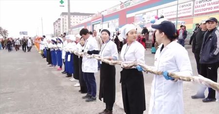 Kirgistan z najdłuższą kiełbasą na świecie. Rekordowy wyrób ma aż 117 metrów