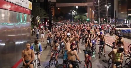 Nietypowy protest rowerzystów w Sao Paulo. Przejechali ulicami miasta nago