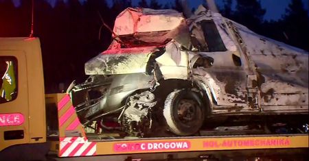 Zderzenie busa z pociągiem w Wielkopolsce. Zginął 26-letni kierowca