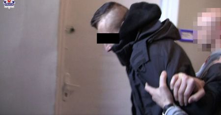 POLICJANCI PO POŚCIGU ZATRZYMALI 27-LATKA, KTÓRY ODPOWIE ZA ROZBÓJ