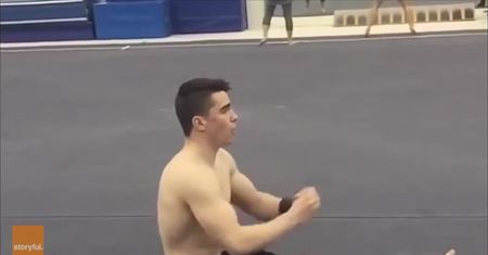 Dla tego gimnastyka grawitacja chyba nie istnieje. Potrafi zrobić salto w tył… na siedząco