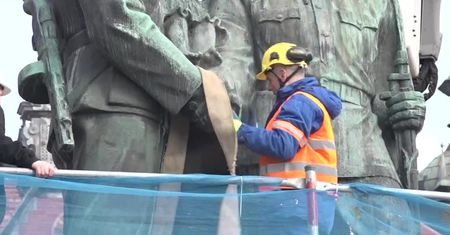 Zdemontowano Pomnik Wdzięczności Armii Radzieckiej w Legnicy. “Chyba nie ma się z czego cieszyć”