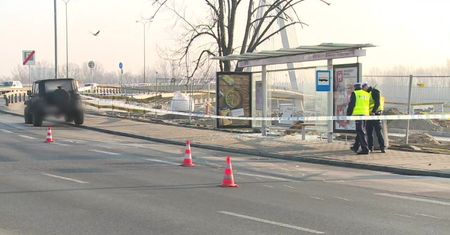 Terenówka staranowała przystanek w Warszawie. Potrącony mężczyzna trafił do szpitala