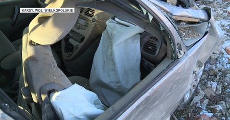 19-latek zostawił w samochodzie dwie ranne pasażerki i próbował popełnić samobójstwo. Trzy osoby w szpitalu po wypadku pod Pleszewem